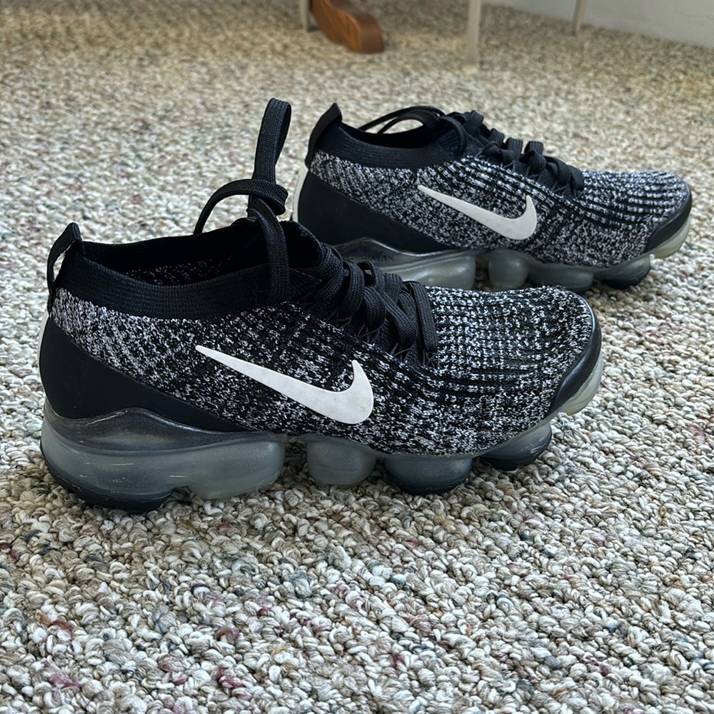 Size 7 black womens vapor max’s
